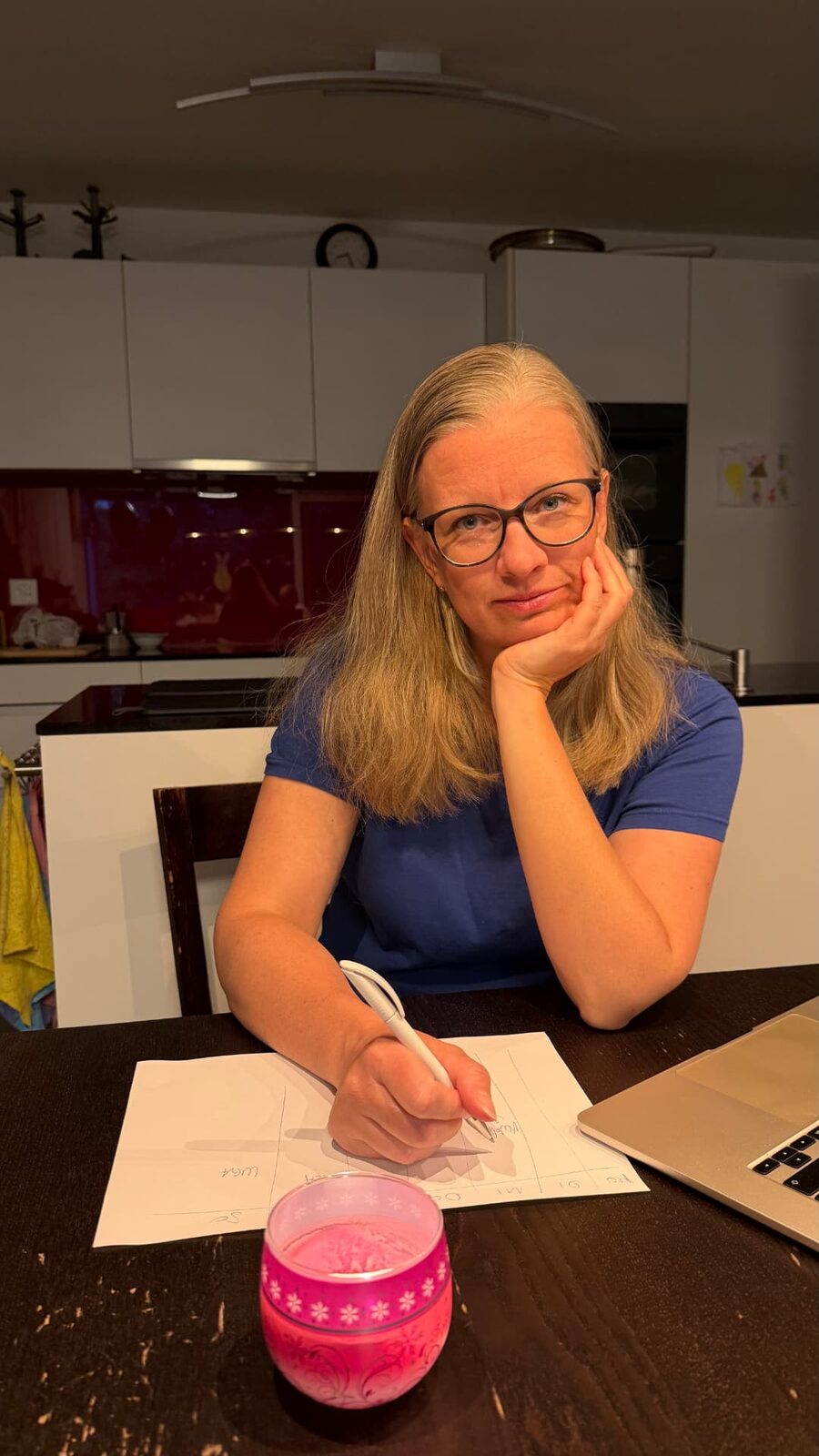 Evelin, Gründerin von Chochichästli, an ihrem Küchentisch beim Menüplanen